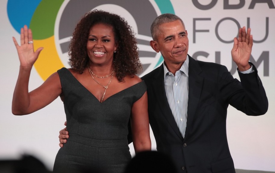 Mantan Presiden Amerika Serikat, Barack Hussein Obama (kanan) bersama Istri Michelle Obama. AFP/SCOTT OLSON